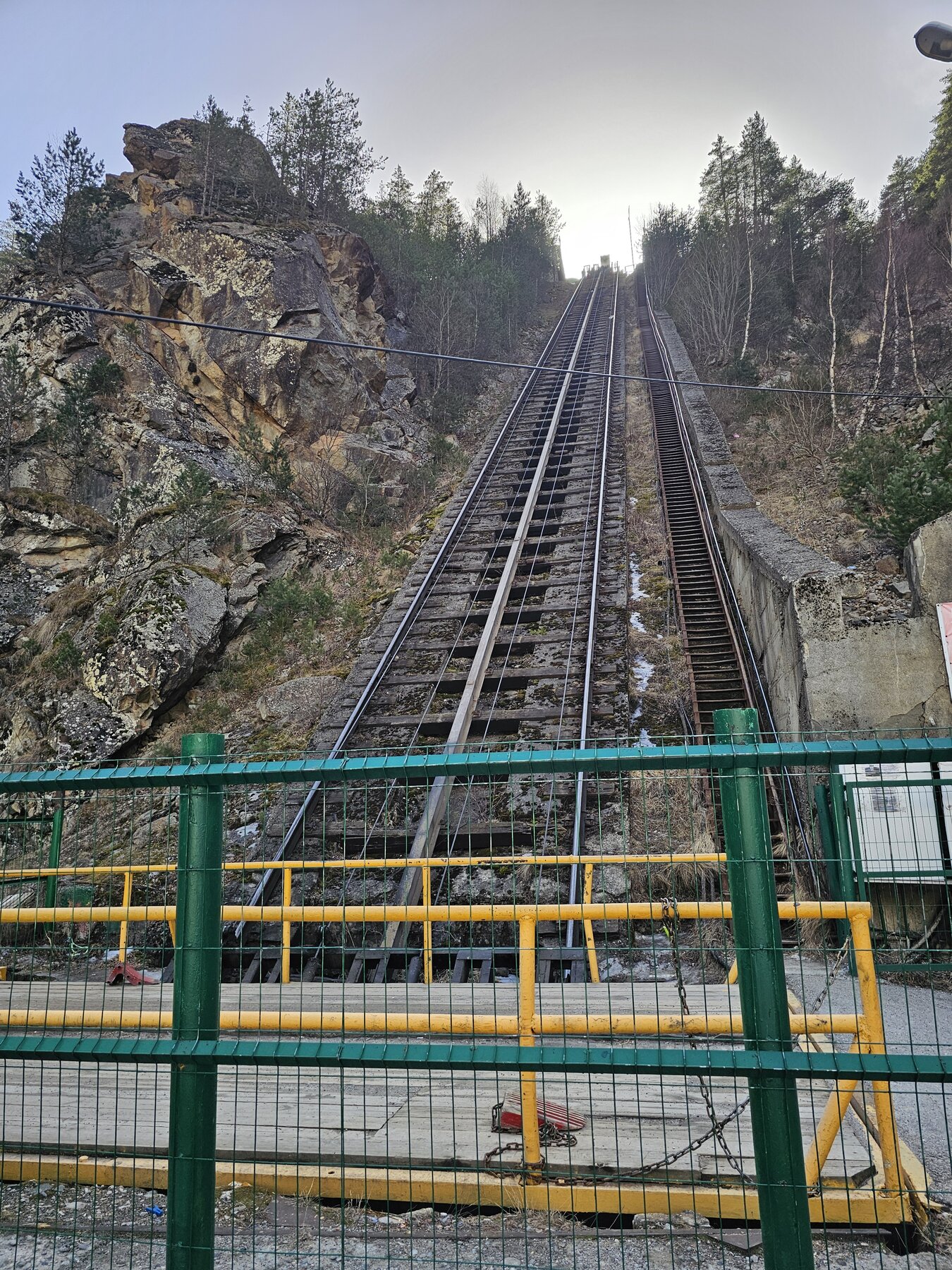 Рельсы подъёмника Адыр-Су уходят вертикально вверх по скале