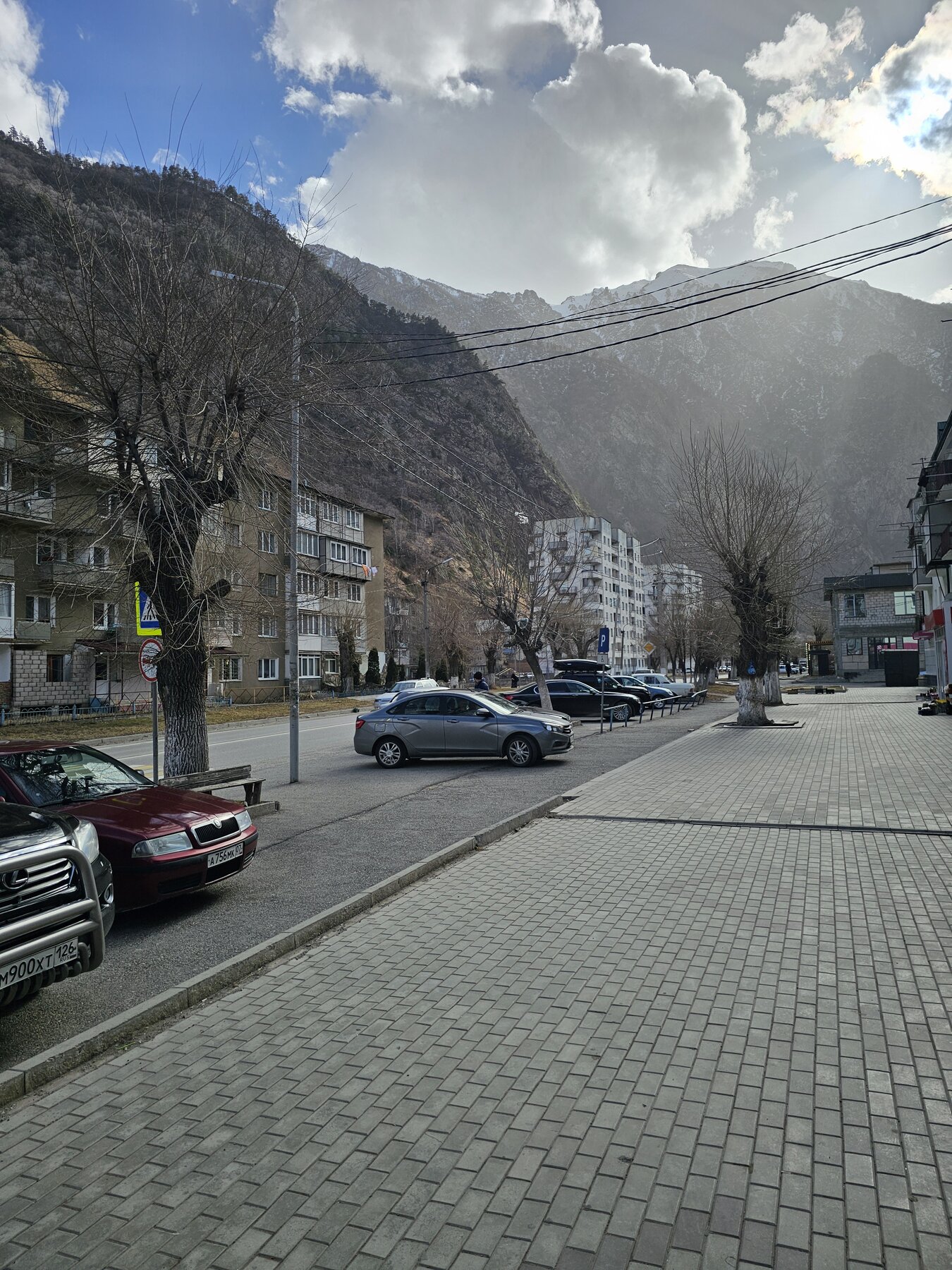 Улица Тырныауза на фоне гор