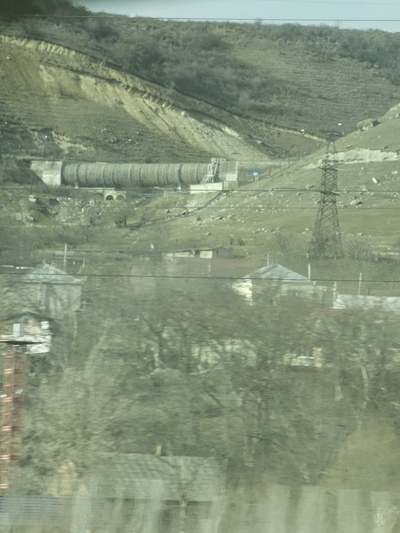 Напорная труба Баксанской ГЭС на склоне горы