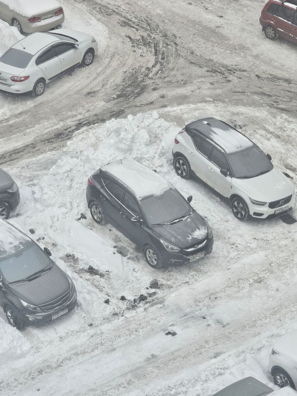 Машина, припаркованная на два места