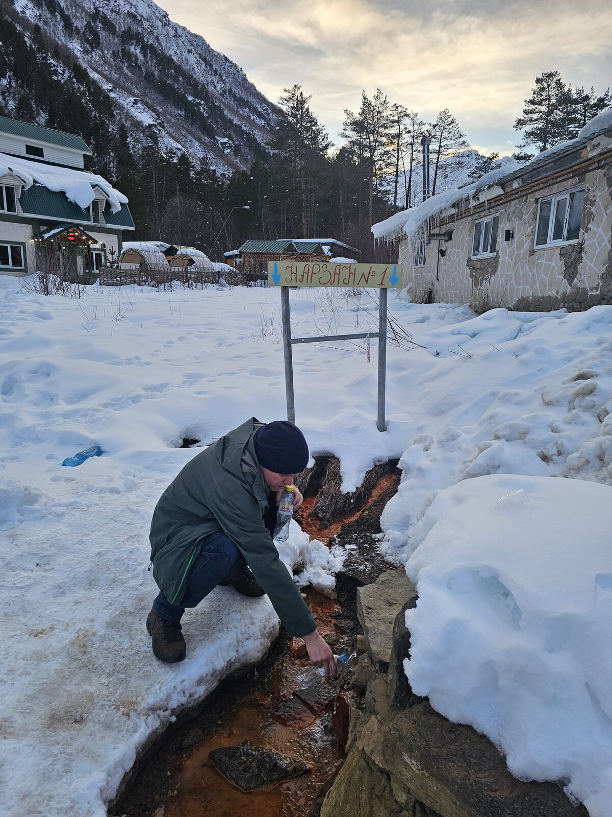 Поляна Нарзанов — камни рыжие от железа
