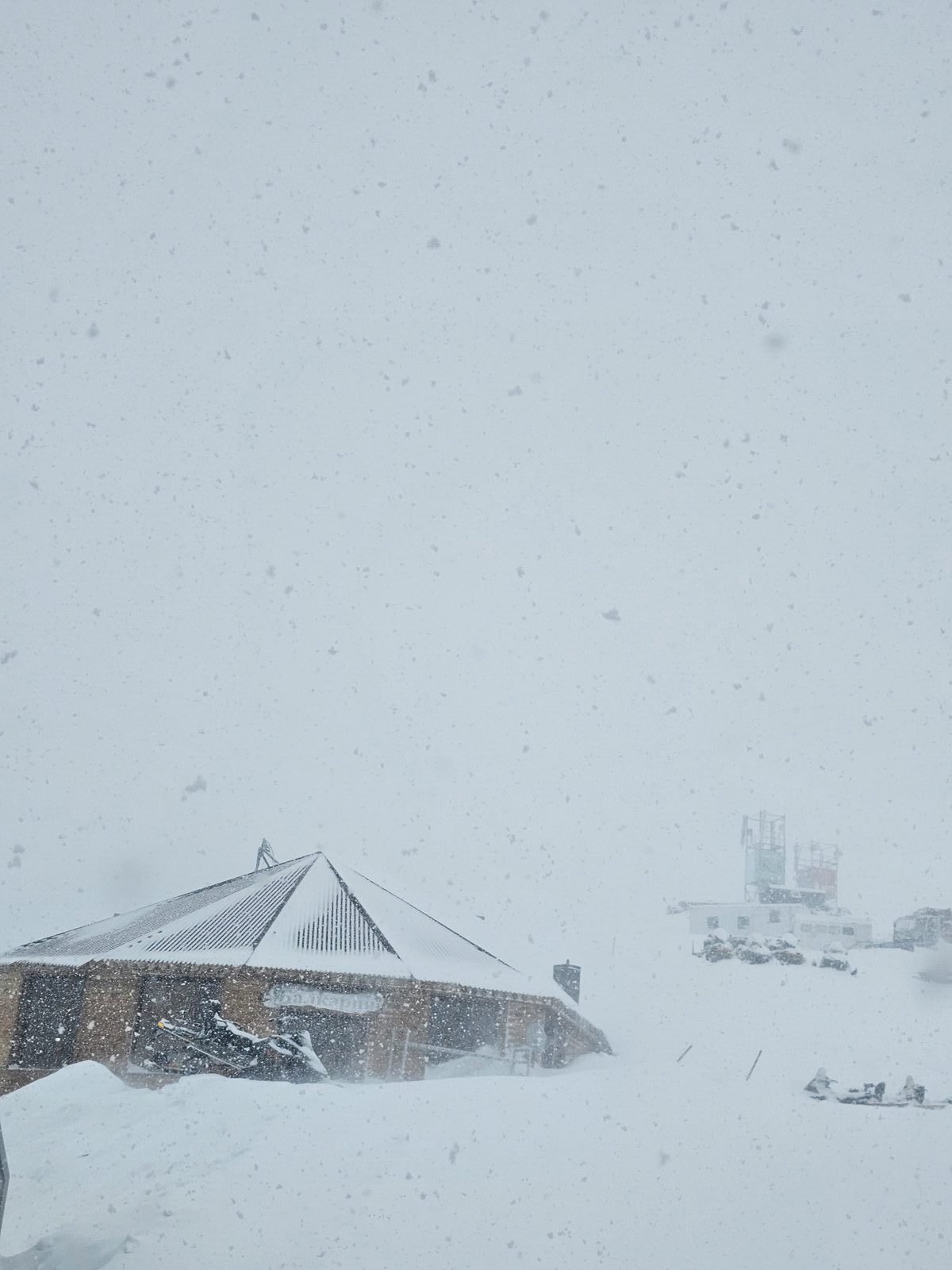 Где-то здесь двуглавая вершина Эльбруса