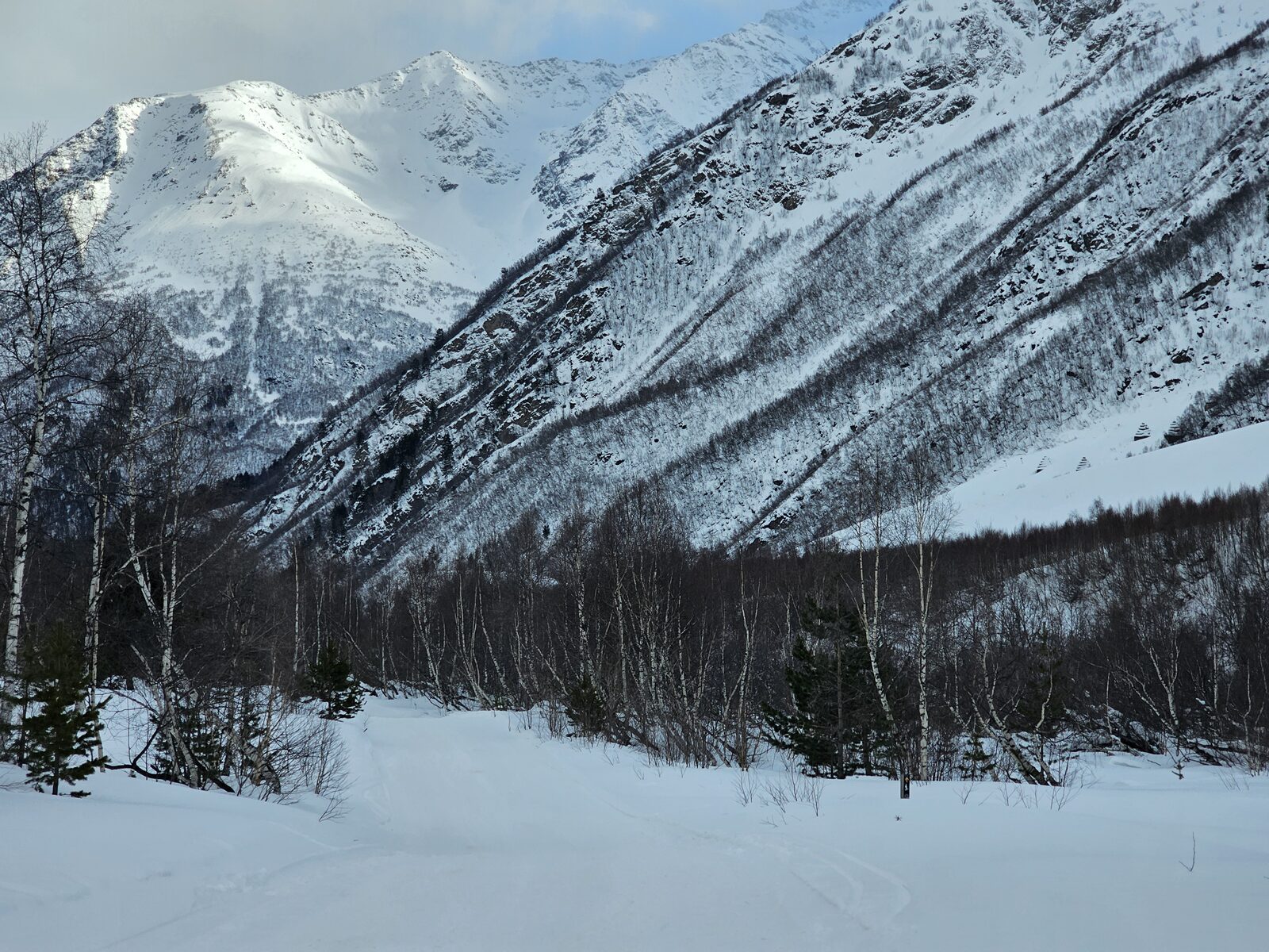 Лавинозащитная насыпь