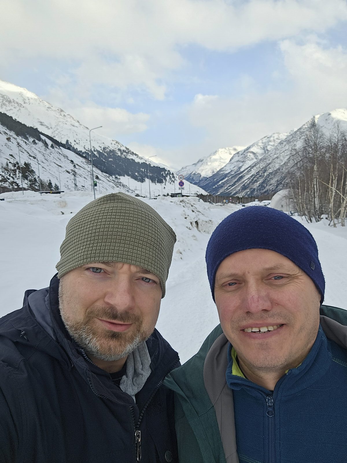 Мы с Димой на фоне ущелья