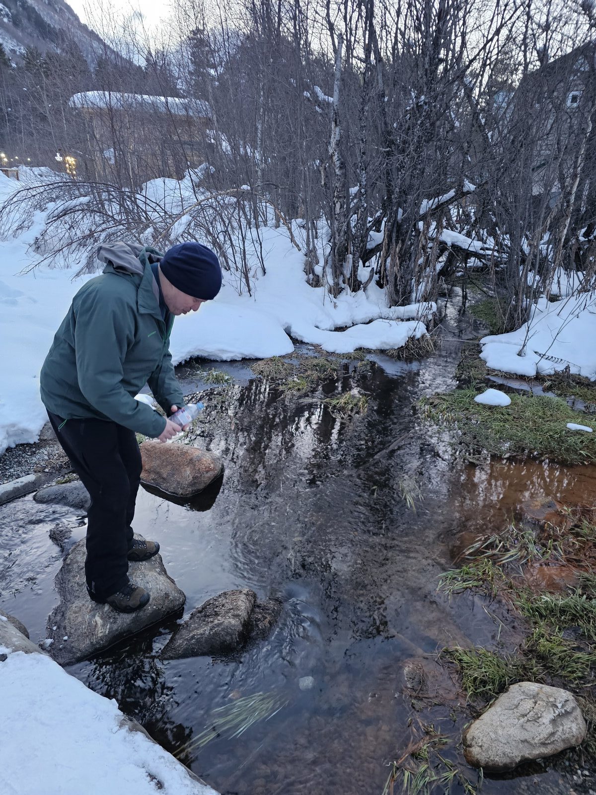 Дима пробует воду из речки